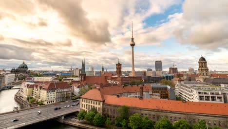 Lapso-de-tiempo-de-Alemania-Berlín-4K,-ciudad-horizonte-timelapse-en-torre-de-la-TV-y-el-río-Spree