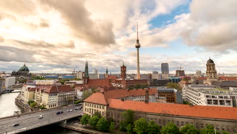 Berlin-Deutschland-Zeitraffer-4K,-Stadt-Skyline-Zeitraffer-am-Fernsehturm-und-Spree-River