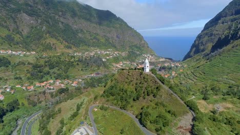 Vieja-torre-del-reloj-en-una-colina-en-Madeira