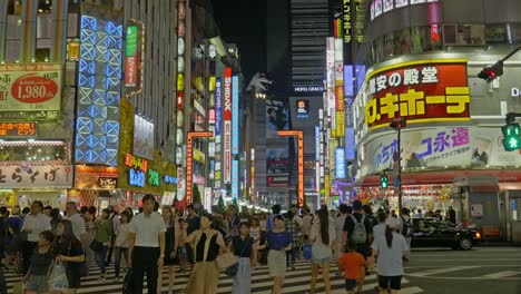 Un-montón-de-gente-alrededor-de-la-zona-de-Shinjuku-en-la-ciudad-de-Tokio-Japón