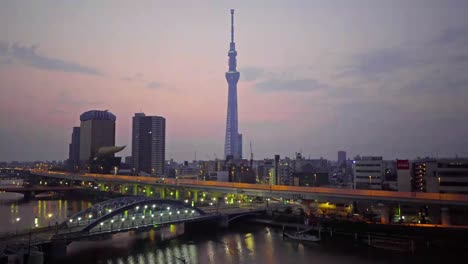 Schöne-Architektur-Gebäude-mit-Tokyo-Sky-Tree-und-Stadt-Leben-in-Tokio-Japan