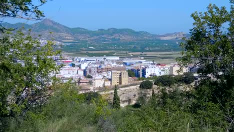 Pequeña-ciudad-provincial-a-los-pies-de-las-montañas-en-España