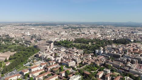 Aerial-Flying-un-dron-sobre-el-Coliseo-en-Roma,-Italia.-Coliseo-o-anfiteatro-flaviano-o-centro-de-anfiteatro-ovalado-Colosseo.