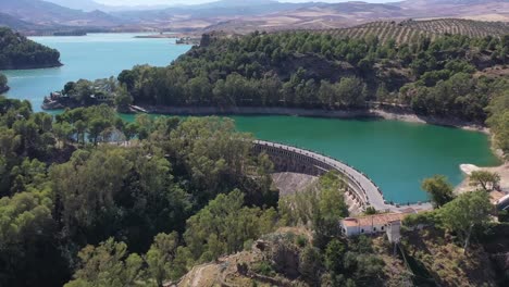 Luftaufnahme-des-Gaitanejo-Stausees-und-des-Staudamms-in-der-Nähe-des-Royal-El-Chorro-Royal-Trail.-Spanien