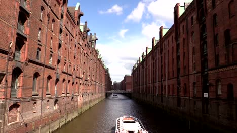 Die-Schiffe-auf-dem-Kanal-in-Hamburg