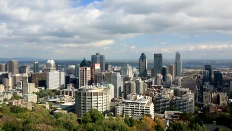 Descenso-de-la-vista-de-los-edificios-de-la-ciudad-de-Montreal-a-sunny-autumn-day