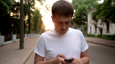 Hombre-con-smartphone-caminando.-Cámara-lenta