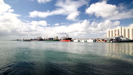 Blick-auf-den-Hafen-mit-Booten-in-port-louis