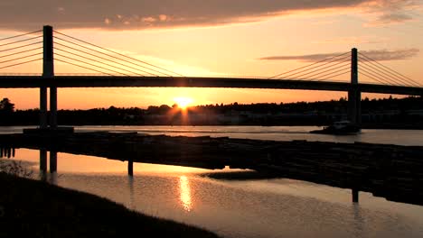 Línea-puente-de-cuerda-y-al-atardecer