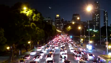 El-tráfico-en-la-ciudad.-Avenue-Time-Lapse,-de-noche