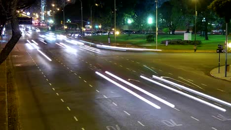 El-tráfico-en-la-ciudad.-Avenue-Time-Lapse,-de-noche