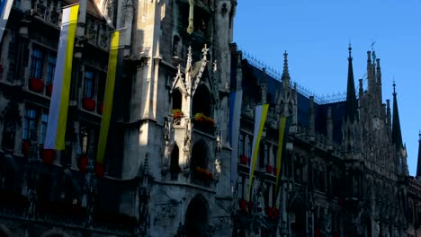 Bayern-de-múnich-Marienplatz-Banderas-saludar-con-la-mano