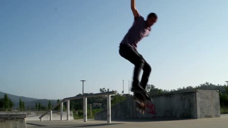 Skateboarder-Pausen-seinen-skateboard-truck
