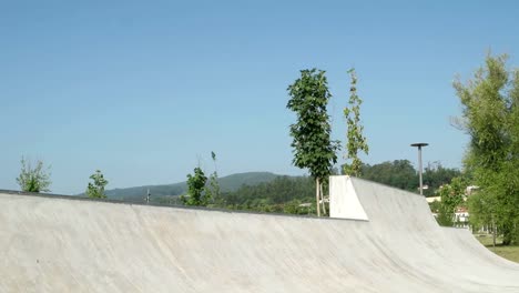 Skateboarder-performing-a-grind