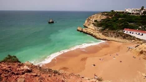 Blick-auf-den-Praia-de-Benagil-in-der-region-Algarve,-Portugal,-Europa