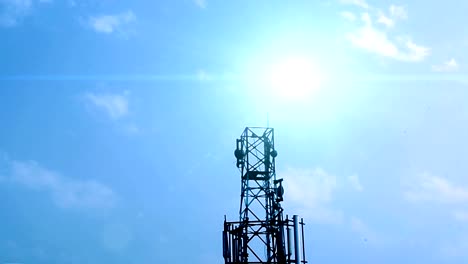 Sun-&-nubes-con-torre-de-red