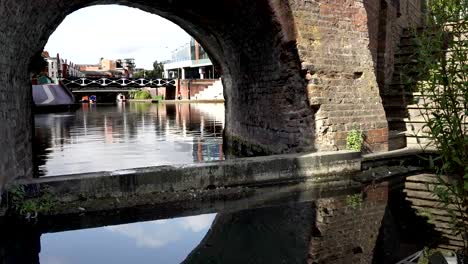 Brücke-am-Birmingham-Kanal-Old-Line-und-am-Brindley-Place-stilvoll-ausklingen.