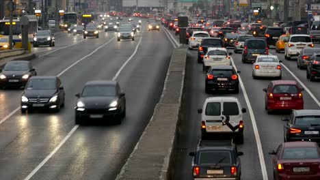 Der-flow-von-Autos-auf-der-Straße