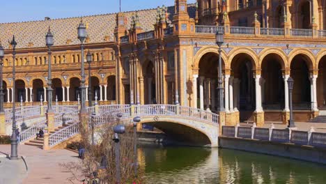 Luz-solar-Plaza-de-españa-fuente-puente-4-K-de-Sevilla,-España