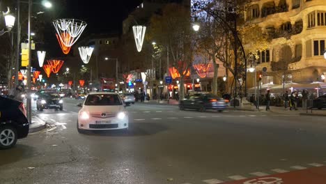 barcelona-night-light-traffic-street-near-gaudi-4k