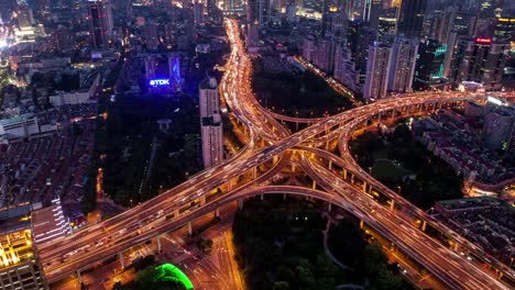 TL,-WS-hora-pico-de-tráfico-en-varias-autopistas-y-flyovers-at-night-Shanghai,-China