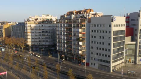 Luz-de-sol-de-barcelona-bloque-de-estar-en-el-último-piso,-vista-panorámica-de-4-k,-España