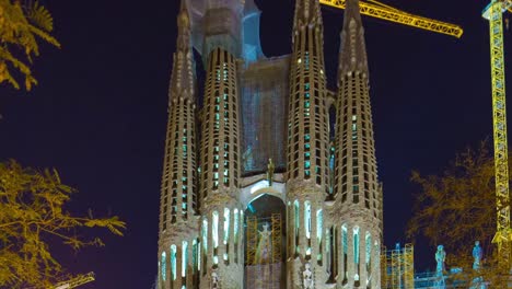 Barcelona-noche-de-la-Sagrada-familia-de-Gaudí-acercamiento-4-K-lapso-de-tiempo-de-España