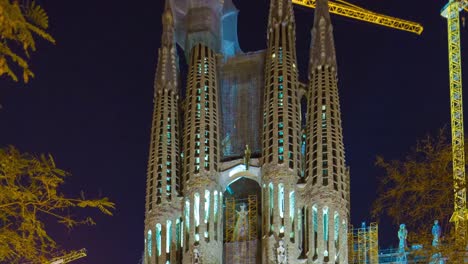 Barcelona-Nachtlicht-Sagrada-Familia-Nahaufnahme-4-k-Zeitraffer-Spanien