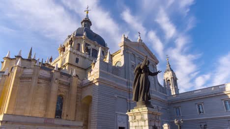 Madrid-Tag-blauer-Himmel-almudena-Kathedrale-Vorderansicht-4-k-Zeitraffer-Spanien