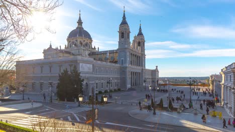 Sonne-Licht-Madrid-Stadt-Almudena-Kathedrale-Platz-4-k-Zeitraffer-Spanien