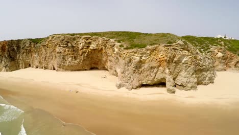 Vídeos-con-vistas-aéreas-de-la-hermosa-bahía-y-la-playa-de-arena-de-Praia-do-Beliche-cerca-de-Cabo-Sao-Vicente,-Algarve,-Portugal,-región