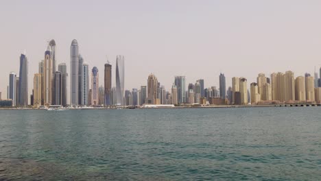 Marina-de-dubai,-Emiratos-Árabes-Unidos-verano-día-de-los-edificios-de-la-bahía-de-Palma-panorama-4-K