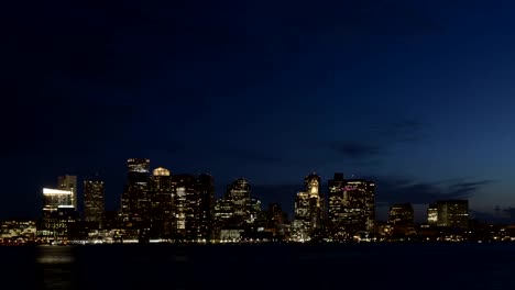 Zeitraffer-Zoom-in-Boston-Skyline-in-der-Dämmerung