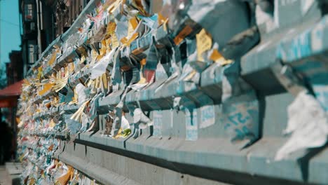 Straße-Werbung-Papier,-die-auf-dem-Zaun-in-der-Stadt