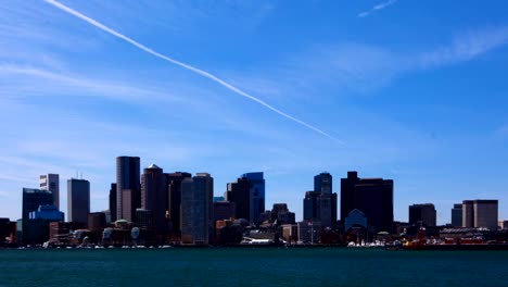 Timelapse-skyline-von-Boston-mit-Booten-in-den-Vordergrund