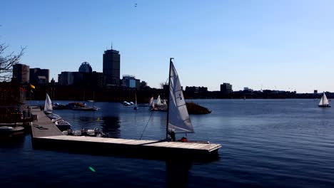 Lapso-de-tiempo-de-Boston-con-barcos-en-primer-plano