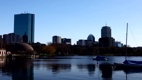 Timelapse-Boston,-Massachusetts-mit-Booten-in-den-Vordergrund