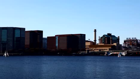 Lapso-de-tiempo-del-horizonte-de-Boston-con-veleros-en-primer-plano