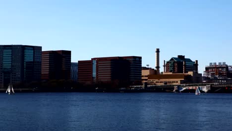 Timelapse-skyline-von-Boston-mit-Segelbooten-auf-den-Vordergrund