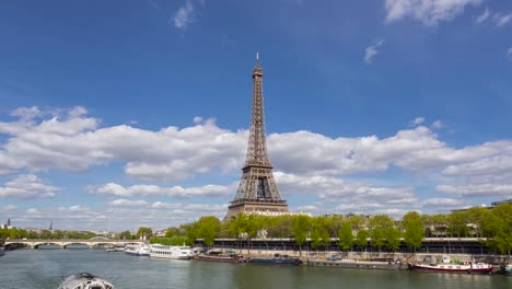 tour-boat-on-Seine-River-passing-the-Eiffel-Tower,-Paris