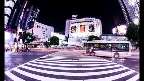 Tokio,-Japón.-La-noche-Lapso-de-tiempo-de-personas-caminando-el-cruce-de-Shibuya-durante-la-noche