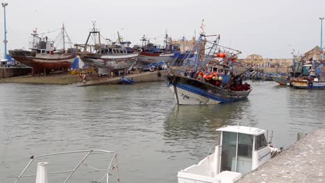 Fischer-Boote-Foing,-Meer,-Essaouira,-Marokko