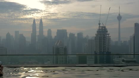 Mujer-bañándose-en-la-piscina-en-la-azotea.-Kuala-Lumpur,-Malasia