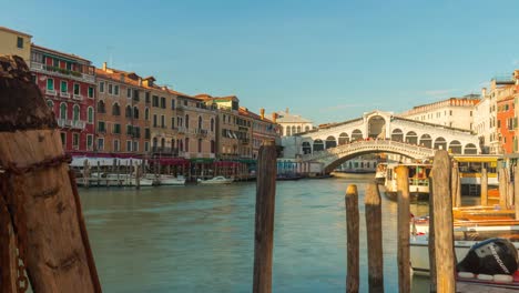 panorama-de-Bahía-del-canal-de-la-tráfico-\"puente-famoso-de-rialto-Italia-verano-sol-día\"-4-tiempo-k-extinguido-Venecia