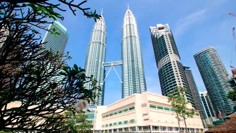 Zeitraffer-der-Wolkenkratzer-Petronas-towers-in-Kuala-Lumpur