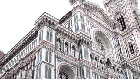 Florencia,-Italia---noviembre-de-2016:-Duomo,-Catedral-Santa-Maria-del-Fiore.-Detalles-arquitectónicos.-4K.