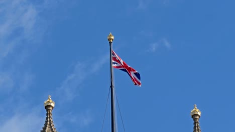 Bandera-de-Inglaterra-saludando-en-la-parte-superior-de-la-Abadía-de-Westminster