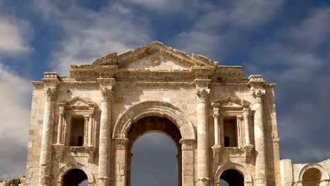 Bogen-von-Hadrian-in-Gerasa-(Jerash)--wurde-gebaut,-um-den-Besuch-des-Kaisers-Hadrian-nach-Jerash-in-129/130-n.-Chr.-Jordan-zu-Ehren