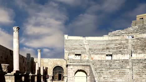 Teatro-romano-de-Amman,-Jordania--teatro-fue-construido-en-el-reinado-de-Antonio-Pío-(138-161-CE),-el-grande-y-abruptamente-rastrillado-estructura-podría-asiento-aproximadamente-6000-personas