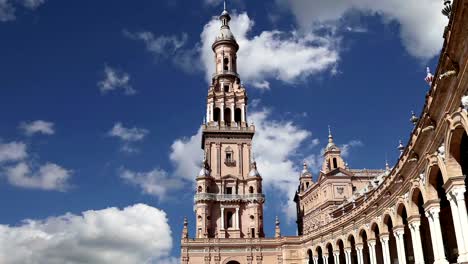 Gebäude-an-der-berühmten-Plaza-de-Espana-(war-der-Austragungsort-für-die-Latein-amerikanischen-Ausstellung-von-1929)---España-in-Sevilla,-Andalusien,-Spanien.-Alten-Grenzstein